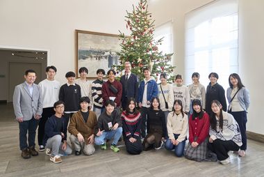 Bürgermeister Josef Hinkel empfing am Dienstag, 16. Dezember 2025, eine Schülergruppe der Sakura High School aus der Partnerpräfektur Chiba im Rathaus. ©Stadt Düsseldorf/Claus Langer