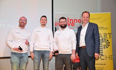 OB Dr. Keller überreicht dem Team von Subworx die Trophäe © Wirtschaftsförderung / Michael Lübke