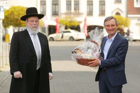 Der Oberrabbiner der Jüdischen Gemeinde Düsseldorf, Raphael Evers, überreichte OB Thomas Geisel auf dem Burgplatz einen Präsentkorb. Foto: David Young