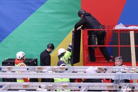 Die Fan Zone wird mit bunten Bannern beklebt - die Farbe blau dominiert bei der UEFA EURO 2024. Foto: David Young