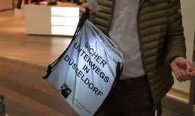 Unter der Überschrift "Sicher durch die dunkle Jahreszeit" haben Fachleute von Landeshauptstadt, Polizei und Verkehrswacht am Donnerstag, 8. November, für mehr Sicherheit durch bessere Sichtbarkeit geworben