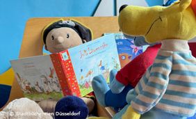 Foto mit Kuscheltieren und Bilderbüchern