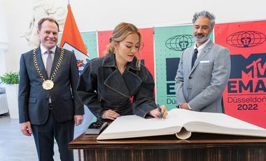 Im Jan-Wellem-Saal trugen sich Rita Ora und Taika Waititi ins Goldene Buch der Landeshauptstadt ein.