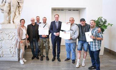 Anja Vennedey, Oliver Targas und Michael Schmidt (alle Diakonie Düsseldorf), der Geehrte Alexander Krüger, OB Dr. Stephan Keller, sowie die Geehrten Holger Te Loo, Asim Zeybeksoy und Daniel Potocnik (v.l.), Foto: Zanin.