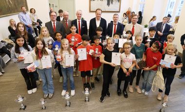 Siegerehrung der Gewinnerinnen und Gewinner des 72. Stadtsparkassen-Radschlägerturniers im Rathaus, Foto: David Young.