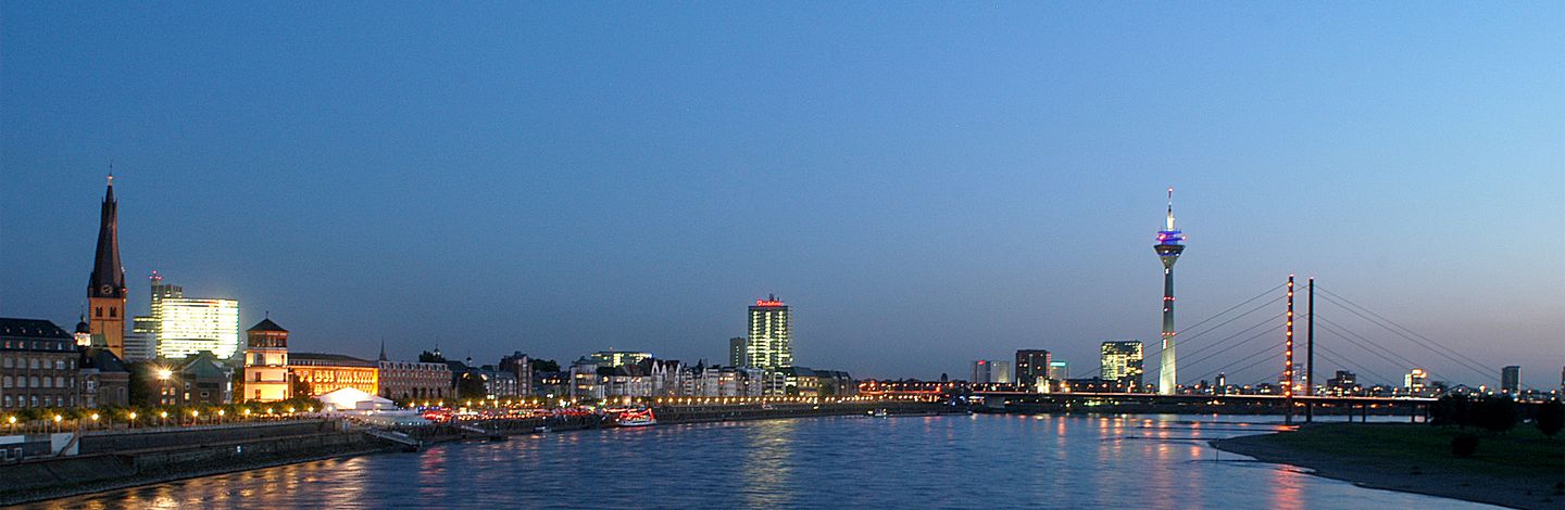 Skyline Düsseldorf am Rhein bei Nacht - Nightly Skyline of Düsseldorf on the Rhine