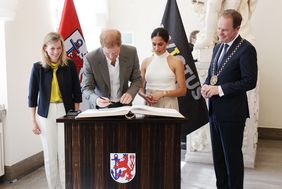 Bei seinem Besuch im Rathaus trug sich das Paar in Beisein von Staatsministerin Möller und OB Dr. Keller in das Goldene Buch der Stadt ein