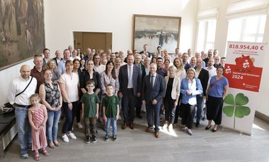 OB Dr. Stephan Keller und Dr. Stefan Dahm (vorne M.v.l.) beim Empfang zur feierlichen Übergabe des PS-Zweckertrages der Stadtsparkasse Düsseldorf in Höhe von rund 819.000 Euro im Rathaus, Foto: Ingo Lammert