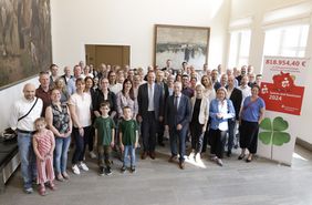 OB Dr. Stephan Keller und Dr. Stefan Dahm (vorne M.v.l.) beim Empfang zur feierlichen Übergabe des PS-Zweckertrages der Stadtsparkasse Düsseldorf in Höhe von rund 819.000 Euro im Rathaus, Foto: Ingo Lammert