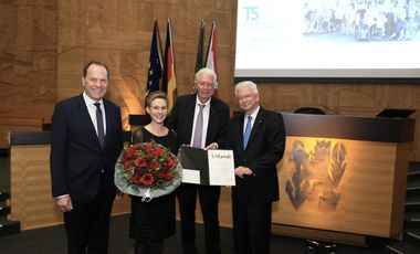 Bei der Preisverleihung der Klüh-Stiftung im Rathaus: (v.l.) Oberbürgermeister Dr. Stephan Keller, Preisträgerin Prof. Dr. Kathrin Thedieck, Hans-Joachim Driessen, Klüh-Stiftung, und Laudator Prof. Dr. h.c. mult. Roland Koch. Foto: Lammert