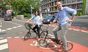 Ulmenstraße offiziell zur Benutzung frei: Verkehrsdezernentin Cornelia Zuschke und Heribert Schäfer vom Amt für Verkehrsmanagement der Landeshauptstadt. 