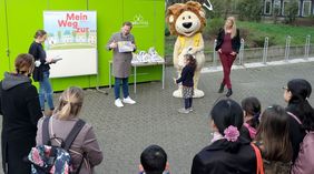 Preisverleihung zum Malwettbewerb zum Mobilitätsplan D durch Florian Reeh, Leiter des Amtes für Verkehrsmanagement, und Maskottchen Löwe Lookie. Foto: Wilfried Meyer 