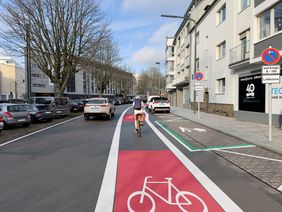 Die Simulation zeigt die Radleitroute 2 auf der Hansaallee nach dem Umbau - hier im Bild eine Ladezone. © Landeshauptstadt Düsseldorf/Ingo Lammert