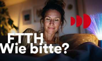 Auf dem Bild befindet sich eine Frau die offenbar auf ein Tablet oder ein Smartphone schaut. Auf dem Bild befindet sich der Schriftzug "FTTH Wie bitte?"