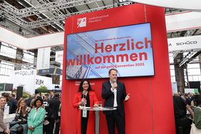 Oberbürgermeister Dr. Stephan Keller und Stadtplanungsdezernentin Cornelia Zuschke eröffneten am Mittwoch, 7. Mai 2025, den neuen Stand der Landeshauptstadt Düsseldorf auf der polis Convention. © Landeshauptstadt Düsseldorf/Ingo Lammert 