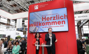 Oberbürgermeister Dr. Stephan Keller und Stadtplanungsdezernentin Cornelia Zuschke eröffneten am Mittwoch, 7. Mai 2025, den neuen Stand der Landeshauptstadt Düsseldorf auf der polis Convention. © Landeshauptstadt Düsseldorf/Ingo Lammert 