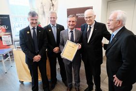 v. l. n. r: Manager Andreas Preuß, Geschäftsführer Jo Pörsch, OB Thomas Geisel, Verwaltungsratsvorsitzender Hans Wilhelm Gäb und Präsident Dr. Fritz Wienke. Foto: Michael Gstettenbauer