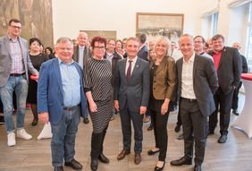 Hans-Jochen Witzke (Mieterverein), Monika Rösener (ehem. Betriebsrat LEG Immobilien), Oberbürgermeister Thomas Geisel, Sigrid Wolf (DGB) und Alexander Rychter (Verband der Wohnungs- und Immobilienwirtschaft). Foto: Uwe Schaffmeister