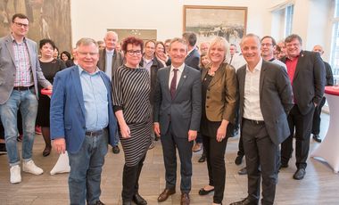 Hans-Jochen Witzke (Mieterverein), Monika Rösener (ehem. Betriebsrat LEG Immobilien), Oberbürgermeister Thomas Geisel, Sigrid Wolf (DGB) und Alexander Rychter (Verband der Wohnungs- und Immobilienwirtschaft). Foto: Uwe Schaffmeister