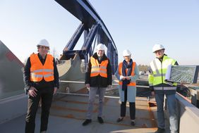 Besuch auf der Baustelle der U 81: Mobilitätsdezernent Jochen Kral, Oberbürgermeister Dr. Stephan Keller, NRW-Verkehrsministerin Ina Brandes und Stephan Ueter, Amt für Brücken-, Tunnel- und Stadtbahnbau (v.l.). Foto: Ingo Lammert