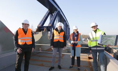 Besuch auf der Baustelle der U 81: Mobilitätsdezernent Jochen Kral, Oberbürgermeister Dr. Stephan Keller, NRW-Verkehrsministerin Ina Brandes und Stephan Ueter, Amt für Brücken-, Tunnel- und Stadtbahnbau (v.l.). Foto: Ingo Lammert