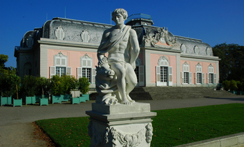 Das Schloss Benrath hinter einer Statue