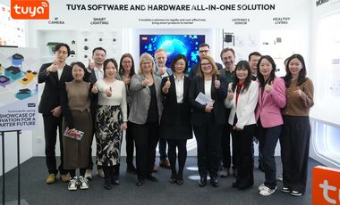 Tuya GmbH. Annette Klerks, stellv. Amtsleitern Wirtschaftsförderung (vorne, 3. v.l.), bei der Eröffnungsfeier.