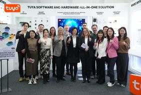 Tuya GmbH. Annette Klerks, stellv. Amtsleitern Wirtschaftsförderung (vorne, 3. v.l.), bei der Eröffnungsfeier.