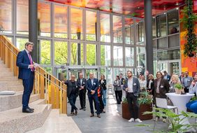 Beim Immobilien-Dialog (v.l.): Stefan Herbert, Metro Properties, Gastronomin Kerstin Rapp-Schwan (v.), Moderatorin Ivonne Julitta Bollow, Selim Varol, What's Beef, Yvonne Traxel, Heuer Dialog, Dr. Steffen Greubel, Metro AG, und Wirtschaftsdezernent Christian Zaum © Landeshauptstadt Düsseldorf; kplus konzept GmbH