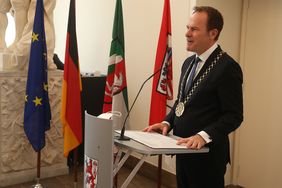 Oberbürgermeister Dr. Stephan Keller hat Elizabeth Drews die Auszeichnung im Rahmen eines Empfangs im Düsseldorfer Rathaus überreicht; Foto: Landeshauptstadt Düsseldorf/David Young