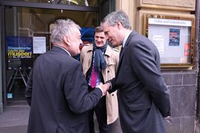 Der Leiter der Mahn- und Gedenkstätte, Bastian Fleermann (r.) und der für die Feuerwehr zuständige Dezernent Christian Zaum (M.) begrüßen NRW-Innenminister Herbert Reul in der Mahn- und Gedenkstätte, Foto: Young.