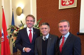 Oberbürgermeister Geisel (r.), Warschausbürgermeister für Bildung Wlodzimierz Paszynski (M.) und Andreas Ehlert (Handwerkskammer Düsseldorf) bei der Konferenz zur dualen Berufsausbildung, © Landeshauptstadt Düsseldorf/K. Jäckel-Engstfeld