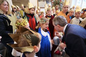 Auch OB Thomas Geisel füllte die Sammelbüchsen der Sternsinger im Rathaus. Foto: David Young