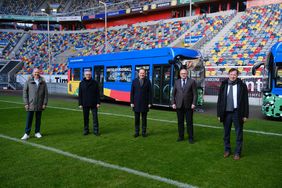 Werbung für die Fußball-EM: D.Live-Geschäftsführer Michael Brill, Rheinbahn-Vorstandschef Klaus Klar, OB Dr. Keller, EURO-Geschäftsführer Andreas Schär und Stadtdirektor Burkhard Hintzsche stellen den neuen Elektrobus vor. Fotos: Gstettenbauer