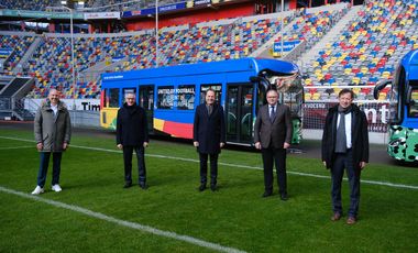 Werbung für die Fußball-EM: D.Live-Geschäftsführer Michael Brill, Rheinbahn-Vorstandschef Klaus Klar, OB Dr. Keller, EURO-Geschäftsführer Andreas Schär und Stadtdirektor Burkhard Hintzsche stellen den neuen Elektrobus vor. Fotos: Gstettenbauer