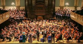 Orchester der Landesregierung Düsseldorf und DJM und DMC (Foto: Guenter Plewnia)