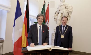 Der französische Botschafter François Delattre (l. neben Oberbürgermeister Dr. Stephan Keller) kam zu seinem Antrittsbesuch in das Düsseldorfer Rathaus und trug sich in das Goldene Buch der Stadt ein, Foto: Lammert.