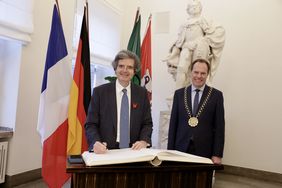 Der französische Botschafter François Delattre (l. neben Oberbürgermeister Dr. Stephan Keller) kam zu seinem Antrittsbesuch in das Düsseldorfer Rathaus und trug sich in das Goldene Buch der Stadt ein, Foto: Lammert.