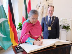 Die Botschafterin der Islamischen Republik Pakistan, H.E. Ambassador Saqlain Syedah, hat sich bei ihrem Besuch im Düsseldorfer Rathaus ins Goldene Buch der Stadt eingetragen. Foto: Michael Gstettenbauer