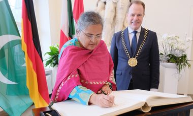 Die Botschafterin der Islamischen Republik Pakistan, H.E. Ambassador Saqlain Syedah, hat sich bei ihrem Besuch im Düsseldorfer Rathaus ins Goldene Buch der Stadt eingetragen. Foto: Michael Gstettenbauer