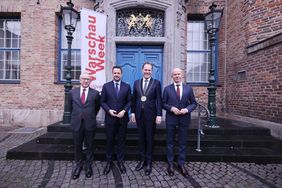 Wurden von OB Dr. Keller (2.v.r.) im Rathaus empfangen (v.l.): Jan Tombiński, Geschäftsträger a.i. der Botschaft der Republik Polen, Rafał Trzaskowski, Stadtpräsident von Warschau, und Marek Głuszko, polnischer Generalkonsul © Landeshauptstadt Düsseldorf/David Young