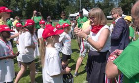 Special Petit Départ im Rather Waldstadion: Bürgermeisterin Klaudia Zepuntke bei der Siegerehrung