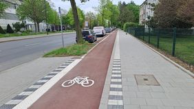 Foto vom neu angelegten Radweg im Seitenraum