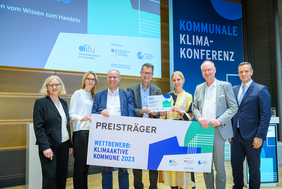 Katja Riese (2.v.l.), Stefan Wenzel (3.v.l.), Stefan Ferber (M.) und Theresa Winkels (3.v.r.) von der Landeshauptstadt mit Cornelia Rösler (l.) vom Difu, Moderator und Diplom-Meteorologe Sven Plöger (2.v.r.) und Dr. Sven Reinhardt vom BMWK © Peter Himsel/Difu 