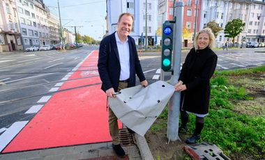 Oberbürgermeister Dr. Stephan Keller und Katharina Metzker, Leiterin des Amtes für Verkehrsmanagement, haben den Lückenschluss des Radhauptnetzes auf dem Lastring für den Radverkehr freigegeben. Foto: Michael Gstettenbauer 