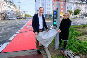 Oberbürgermeister Dr. Stephan Keller und Katharina Metzker, Leiterin des Amtes für Verkehrsmanagement, haben den Lückenschluss des Radhauptnetzes auf dem Lastring für den Radverkehr freigegeben. Foto: Michael Gstettenbauer 