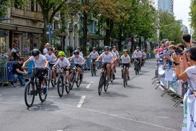 Foto von Griuppe radfahrender Kinder auf der Kö.