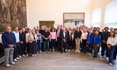 OB Dr. Stephan Keller empfing Dr. Stefan Dahm, Vorstandsvorsitzender der Stadtsparkasse Düsseldorf, sowie Vertretende einiger Organisationen zur feierlichen Übergabe der Mittel aus dem PS-Zweckertrag. Landeshauptstadt Düsseldorf/Lasse Rotthoff