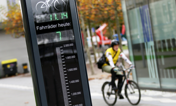 Radfahrer fährt an Zählstation vorbei