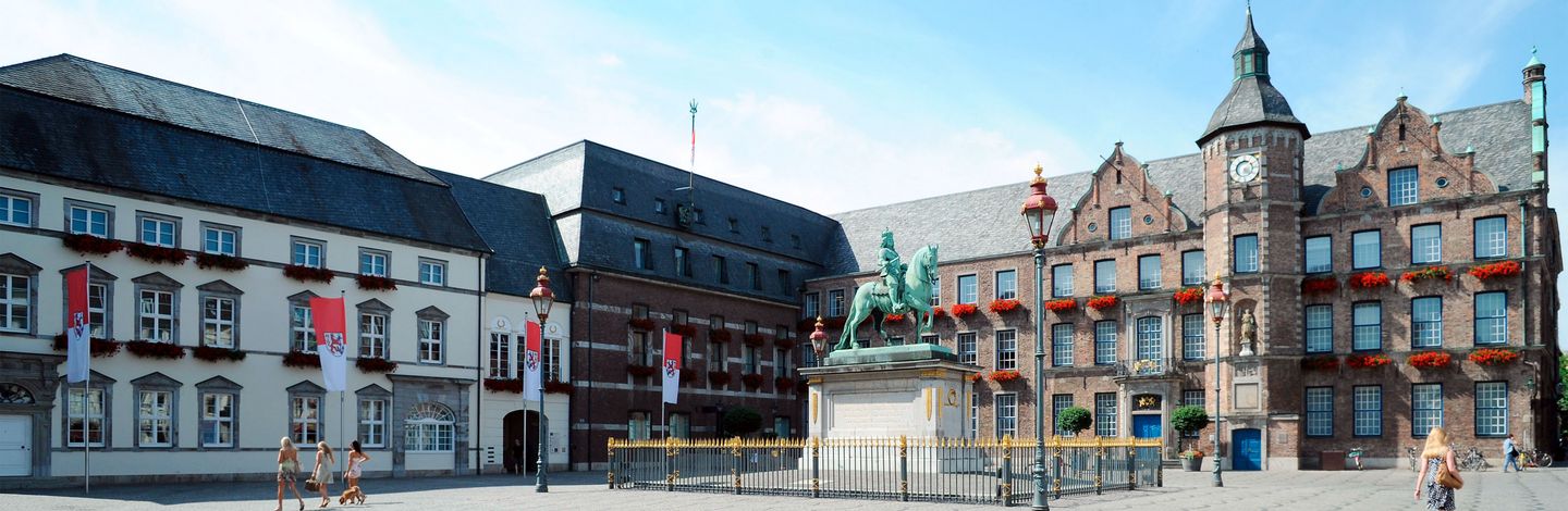 Marktplatz vor dem Rathaus. (C) Ingo Lammert